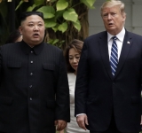 Triump se acerca al lider norcoreano Kim Jong