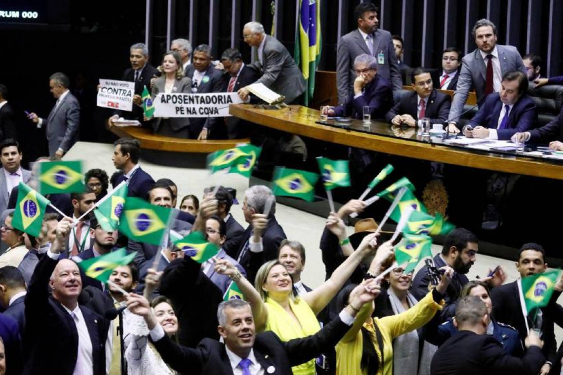 Brasil: Por amplia mayoría se aprobó la ley de pensiones impuestas por Bolsonaro