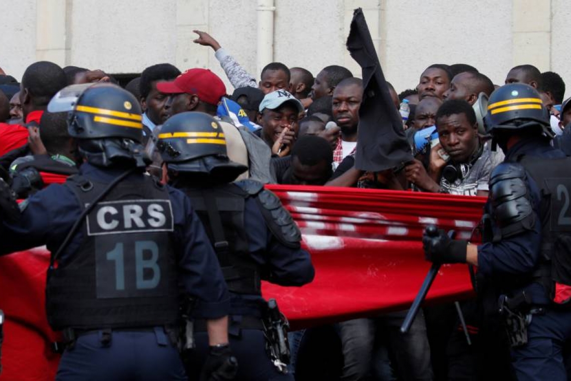 Indocumentados protestan en el panteón de París reclamando ser inscriptos