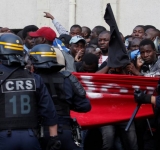 Indocumentados protestan en el panteón de París reclamando ser inscriptos