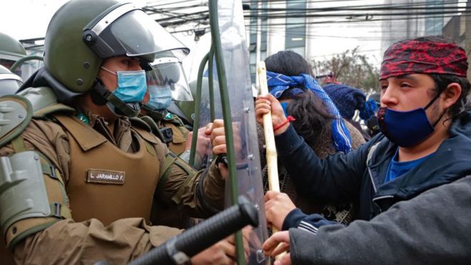 Mapuches en Chile: 4 claves para entender el centenario conflicto que enfrenta al pueblo indígena y el Estado (¿y podría cambiar algo con una nueva Constitución?)-bbcenespañol.com