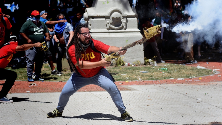 Uruguay concedió la extradición de Sebastián Romero, el activista que disparó con un mortero casero frente al Congreso-bbcenespañol.com